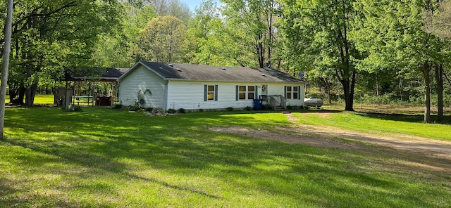 4232 Washburn Rd, Vassar, MI 48768 - view of front facade with a front yard