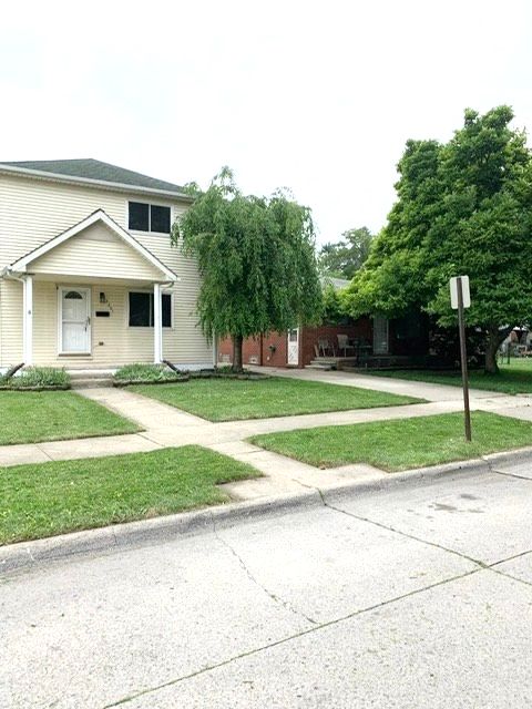 2205 Regina Ave, Lincoln Park, MI 48146 - view of front facade featuring a front lawn