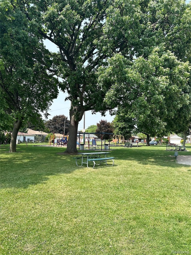 2205 Regina Ave, Lincoln Park, MI 48146 - view of community with a yard