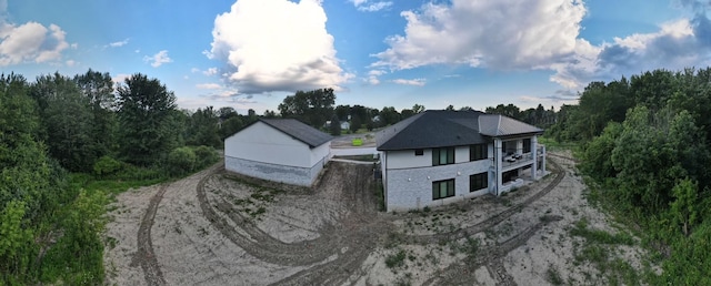 815 N Milford Rd, Milford, MI 48381 - aerial view of property and surrounding area featuring a heavily wooded area