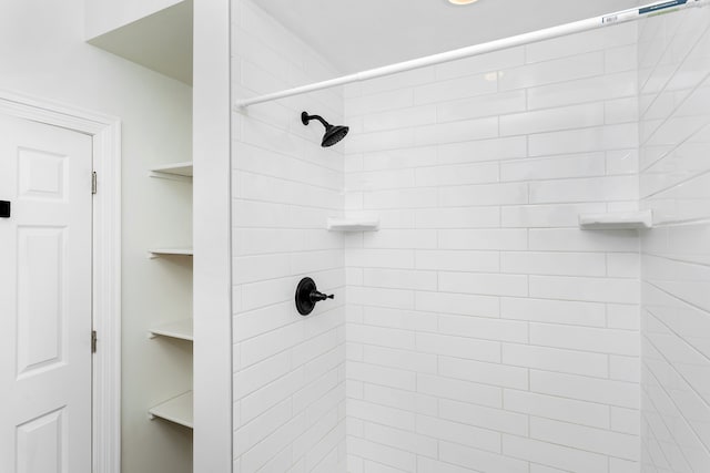 2514 Lothrop St, Detroit, MI 48206 - bathroom featuring a tile shower