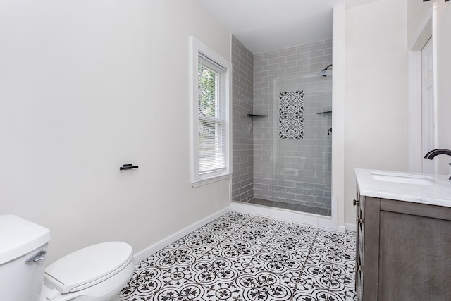 2514 Lothrop St, Detroit, MI 48206 - bathroom featuring baseboards, toilet, a tile shower, and vanity