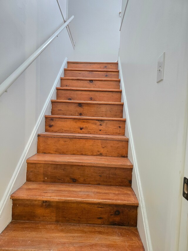 15360 Collinson Ave, Eastpointe, MI 48021 - view of stairway