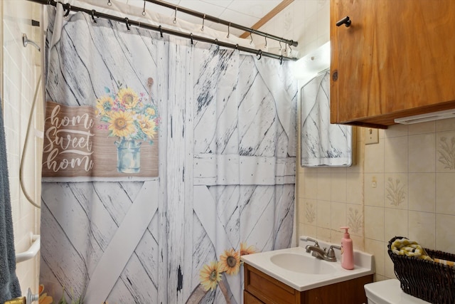 716 Allen St, Caro, MI 48723 - bathroom featuring toilet, tile walls, vanity, a shower with curtain, and decorative backsplash