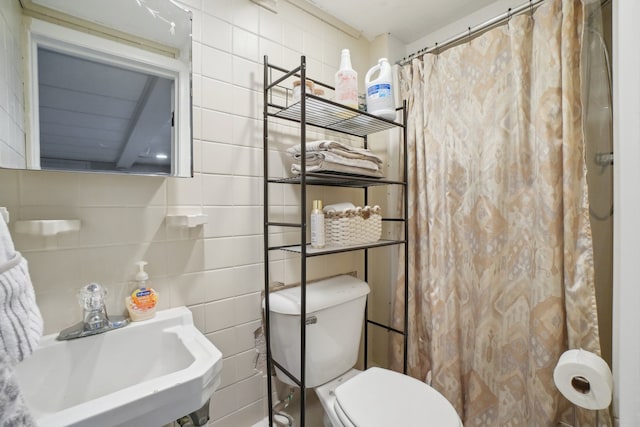 441 Roland Rd, Grosse Pointe Farms, MI 48236 - full bath with a sink, tile walls, toilet, and a shower with shower curtain