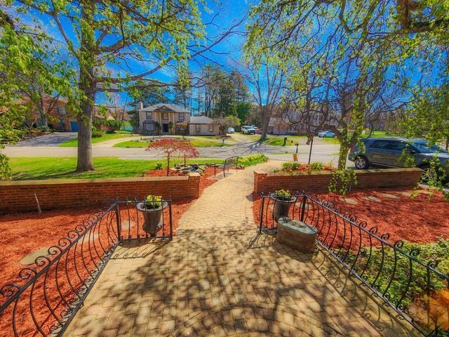 5130 Lake Bluff Rd, West Bloomfield, MI 48323 - view of property's community