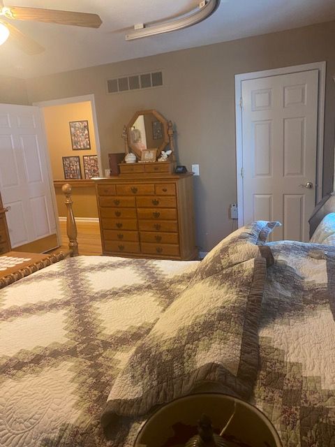 2776 10th St, Wyandotte, MI 48192 - bedroom with a ceiling fan