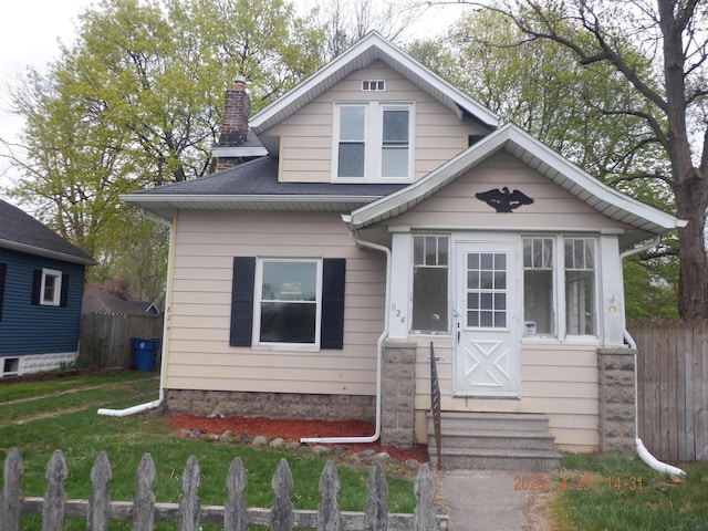 824 Gayle Ave, Kalamazoo, MI 49048 - bungalow-style home featuring a chimney and fence