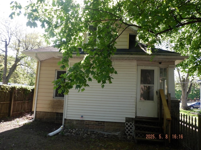 824 Gayle Ave, Kalamazoo, MI 49048 - back of house featuring entry steps and fence