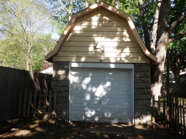 824 Gayle Ave, Kalamazoo, MI 49048 - garage featuring fence