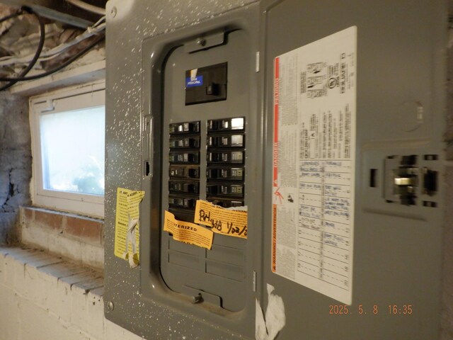 824 Gayle Ave, Kalamazoo, MI 49048 - utilities with electric panel