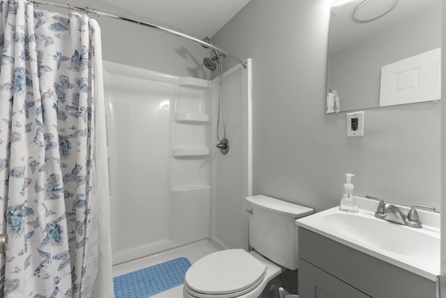 12550 Devoe St, Southgate, MI 48195 - bathroom featuring curtained shower, toilet, and vanity