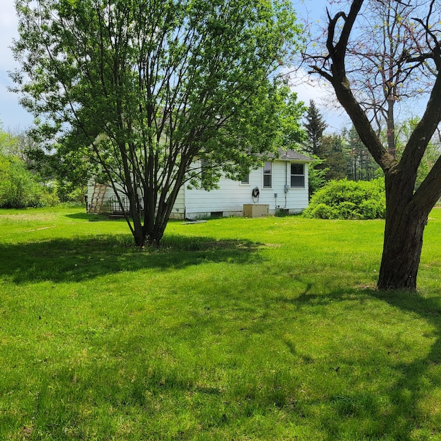 1614 Mooreville Rd, Milan, MI 48160 - view of green lawn