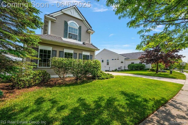 1226 Fountain View Ln, Oxford, MI 48371 - traditional home featuring a front yard