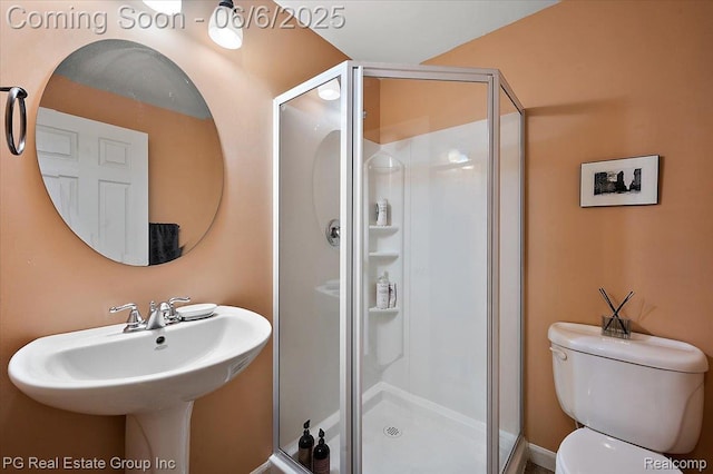 1226 Fountain View Ln, Oxford, MI 48371 - bathroom featuring a shower stall, toilet, and a sink