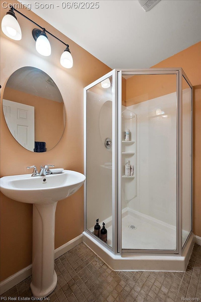 1226 Fountain View Ln, Oxford, MI 48371 - full bath with a shower stall, baseboards, and a sink