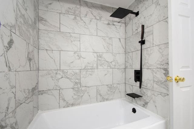 18711 Indiana St, Detroit, MI 48221 - full bath with tub / shower combination