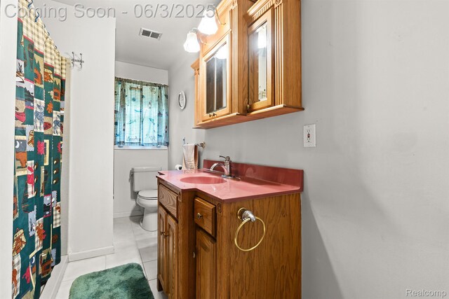 7109 Lake Shore Dr, Chelsea, MI 48118 - full bath featuring vanity, tile patterned floors, toilet, baseboards, and curtained shower