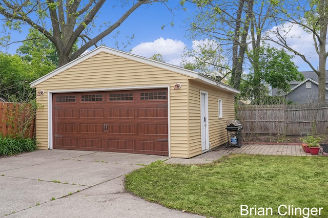 117 Palmer St NE, Grand Rapids, MI 49505 - detached garage with fence