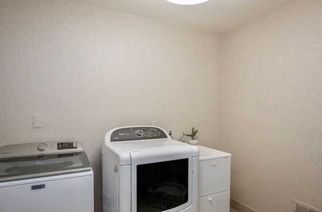 316 Chesterfield Ave, Birmingham, MI 48009 - laundry room with wallpapered walls, independent washer and dryer, and baseboards