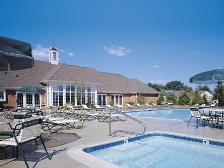 57677 Blossom Valley Trl, New Hudson, MI 48165 - community pool with a patio area