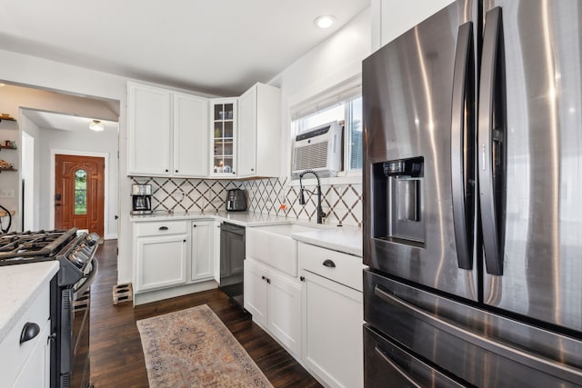 kitchen with stainless steel fridge, gas stove, a sink, plenty of natural light, and recessed lighting