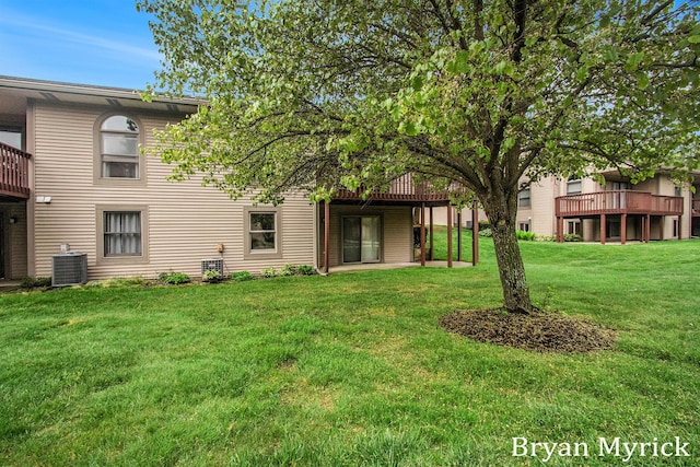 607 Crestview St, Holland, MI 49423 - rear view of house featuring central AC and a yard