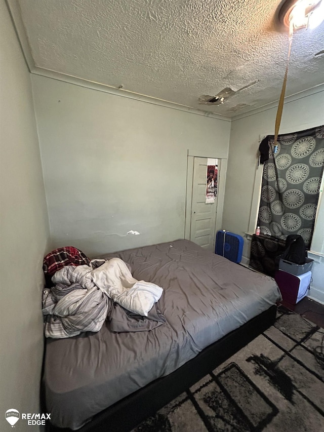 1634 Delaware St, Saginaw, MI 48602 - bedroom featuring a textured ceiling