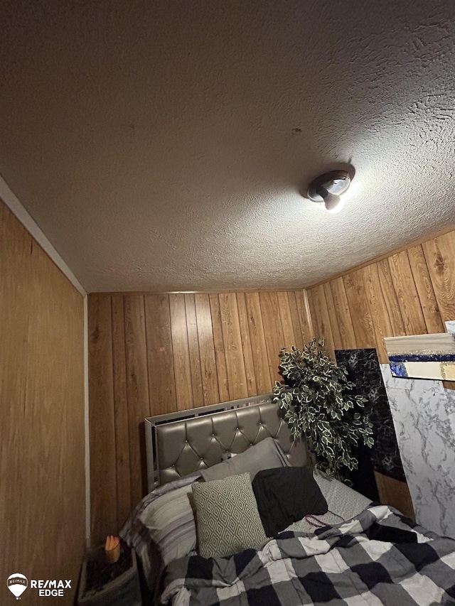 1634 Delaware St, Saginaw, MI 48602 - bedroom featuring wood walls and a textured ceiling