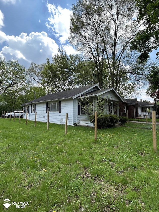 1634 Delaware St, Saginaw, MI 48602 - view of front of house featuring a front yard