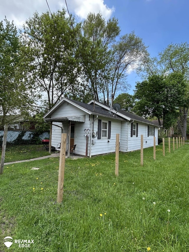 1634 Delaware St, Saginaw, MI 48602 - view of front of home featuring a front lawn