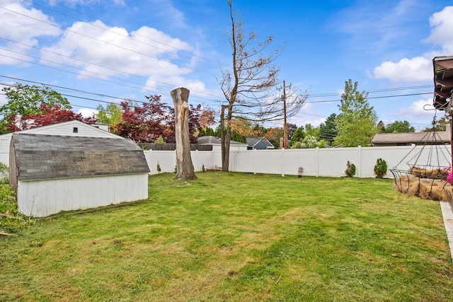 view of yard featuring an outdoor structure and a storage shed