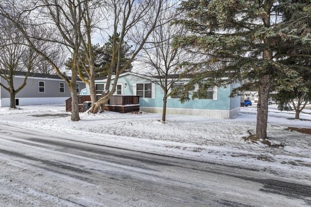 25 Hunters Rill, Lapeer, MI 48446 - manufactured / mobile home featuring a wooden deck