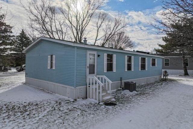 25 Hunters Rill, Lapeer, MI 48446 - view of front facade featuring central AC unit