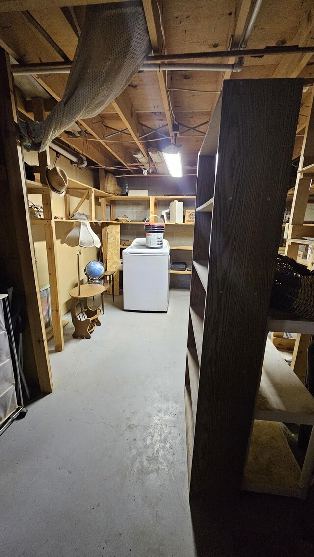 8764 Saunders Rd, Sterling, MI 48659