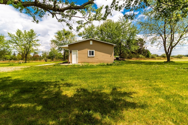789 W Castle Rd, Fostoria, MI 48435 - view of grassy yard featuring an outbuilding