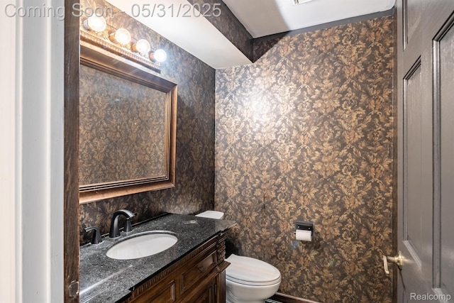 42739 Pond View Dr, Sterling Heights, MI 48314 - bathroom featuring toilet, vanity, and wallpapered walls
