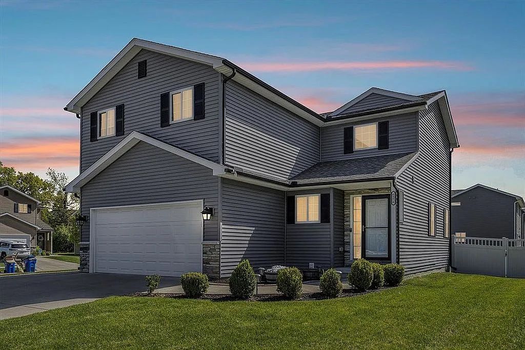 6576 Skylar Ln, Waterford, MI 48327 - traditional home featuring an attached garage and asphalt driveway