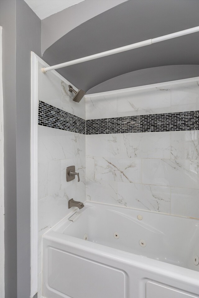 15770 Mansfield St, Detroit, MI 48227 - full bath featuring a combined bath / shower with jetted tub