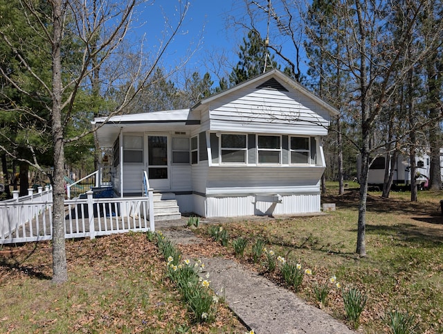 5268 S Arrowhead Trl, Baldwin, MI 49304 - manufactured / mobile home featuring a sunroom
