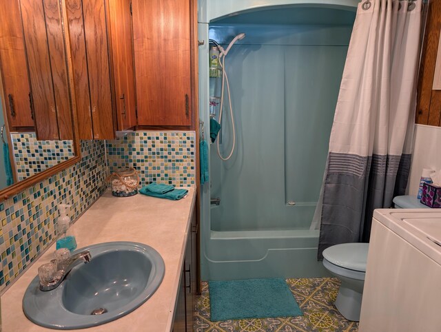 5268 S Arrowhead Trl, Baldwin, MI 49304 - full bath featuring toilet, vanity, shower / bath combo with shower curtain, and backsplash