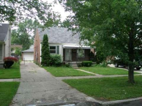 788 Harrison Blvd, Lincoln Park, MI 48146 - view of front of property featuring a front yard and a detached garage