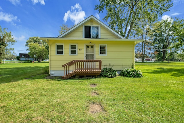 view of front of property featuring a front yard