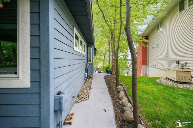 2307 Tecumseh Dr, Brooklyn, MI 49230 - view of side of home with a yard
