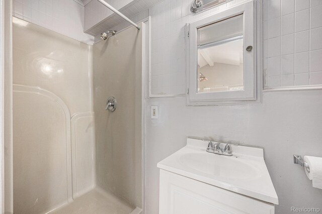 259 Navajo Ave, Pontiac, MI 48341 - bathroom with a stall shower and vanity