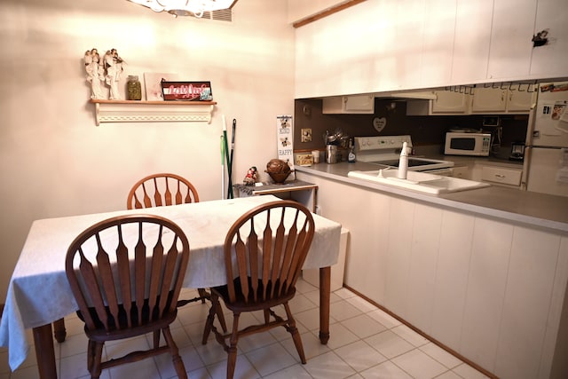17620 Rudgate St, Southgate, MI 48195 - dining area with a high ceiling
