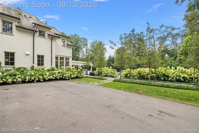 1475 Tottenham Rd, Bloomfield Hills, MI 48301 - view of yard with view of scattered trees