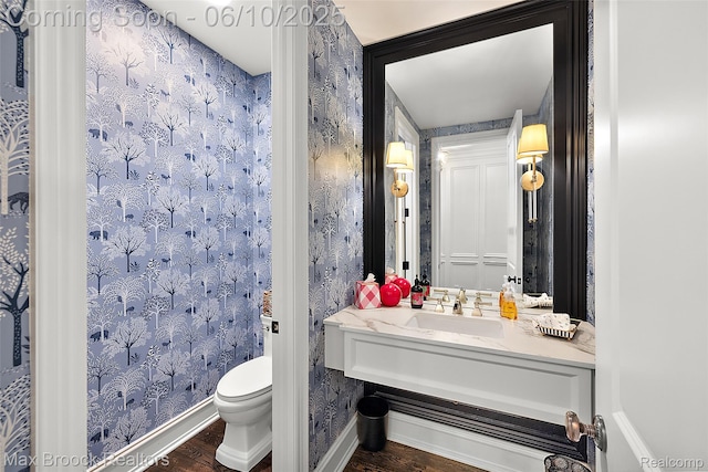1475 Tottenham Rd, Bloomfield Hills, MI 48301 - bathroom featuring wood finished floors, toilet, vanity, baseboards, and wallpapered walls