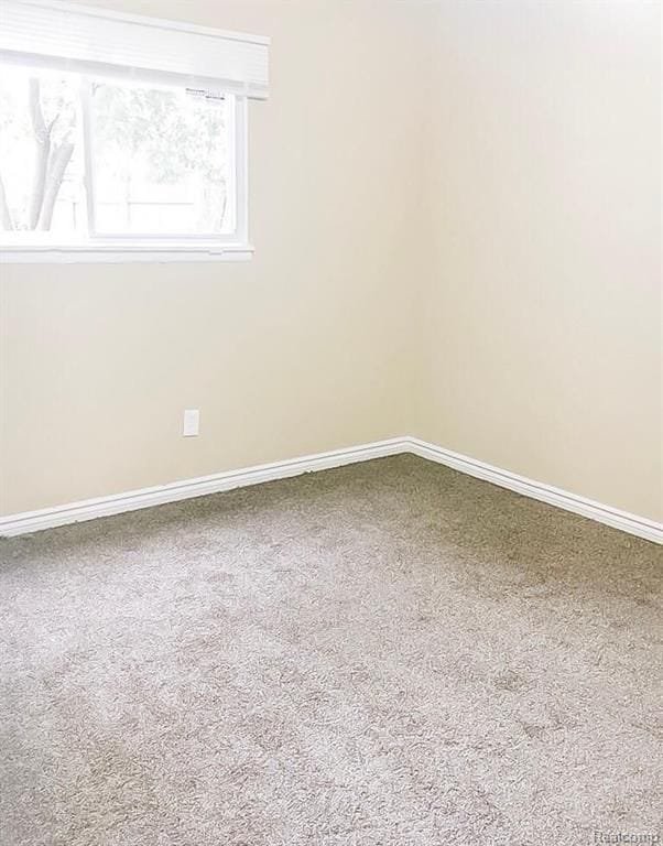 15470 Mapleridge St, Detroit, MI 48205 - unfurnished room with carpet floors and baseboards