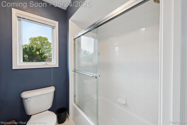 921 Gleneagles, Highland, MI 48357 - full bath featuring toilet and enclosed tub / shower combo